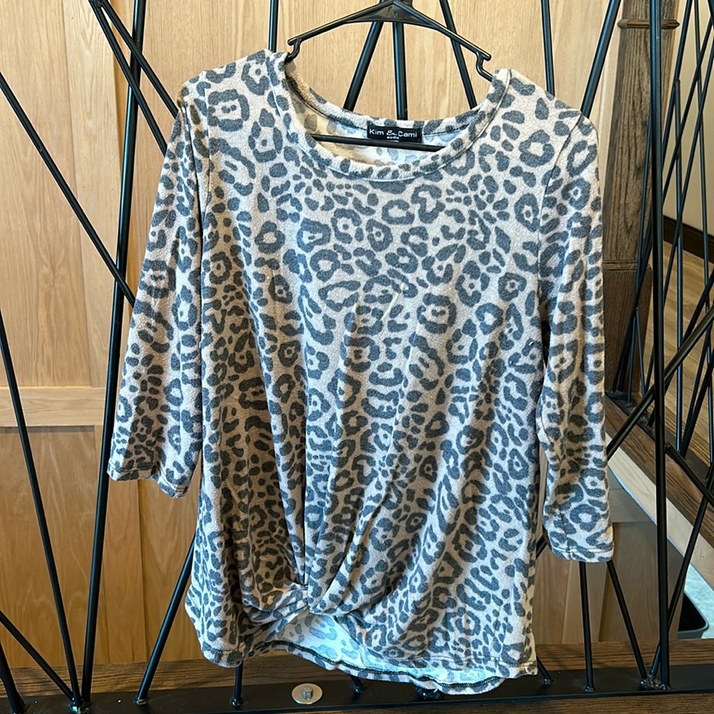 Kim& Cami Cheetah print 3/4 sleeve shirt MEDIUM